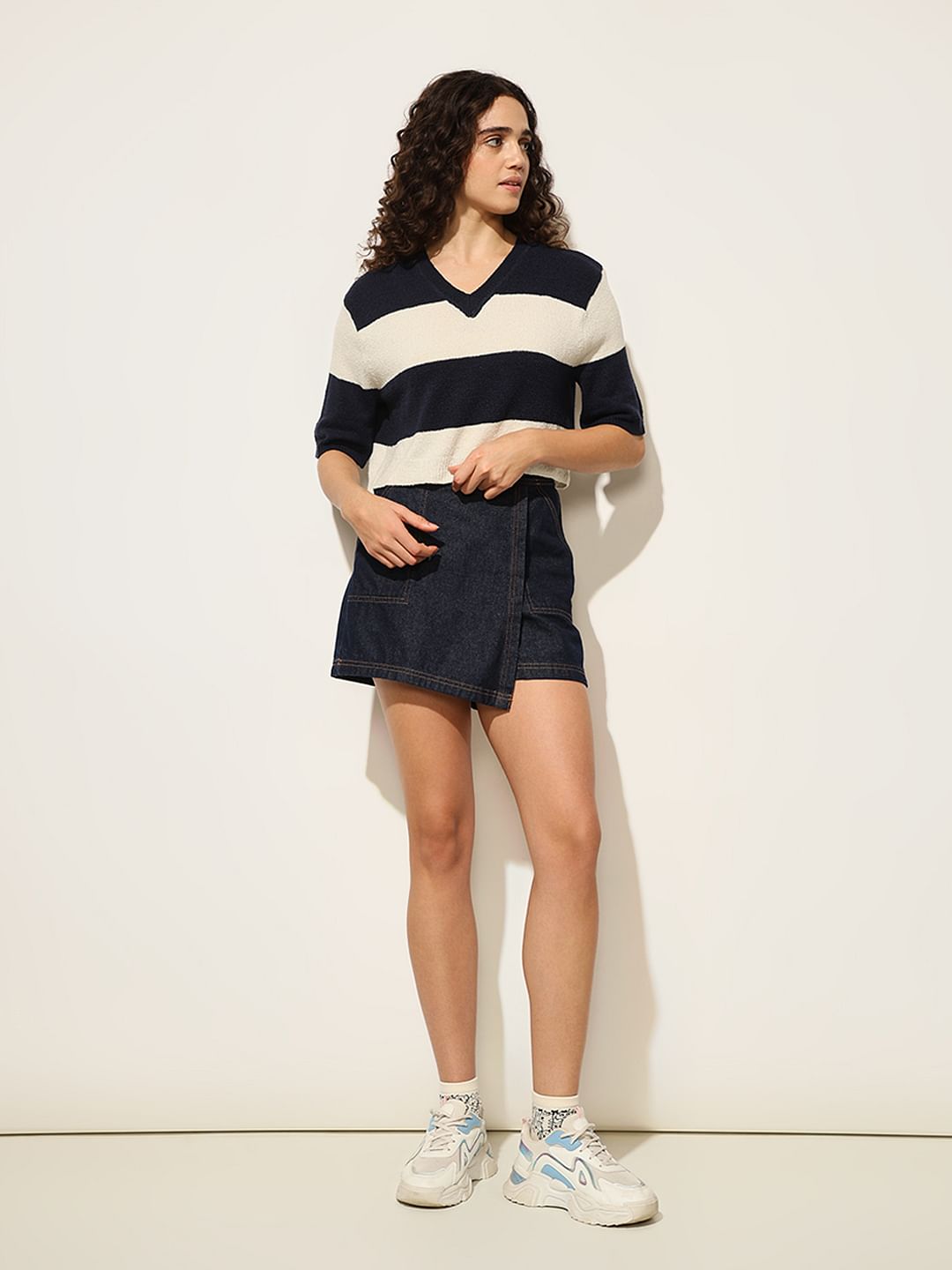 White Colourblocked V-Neck T-Shirt