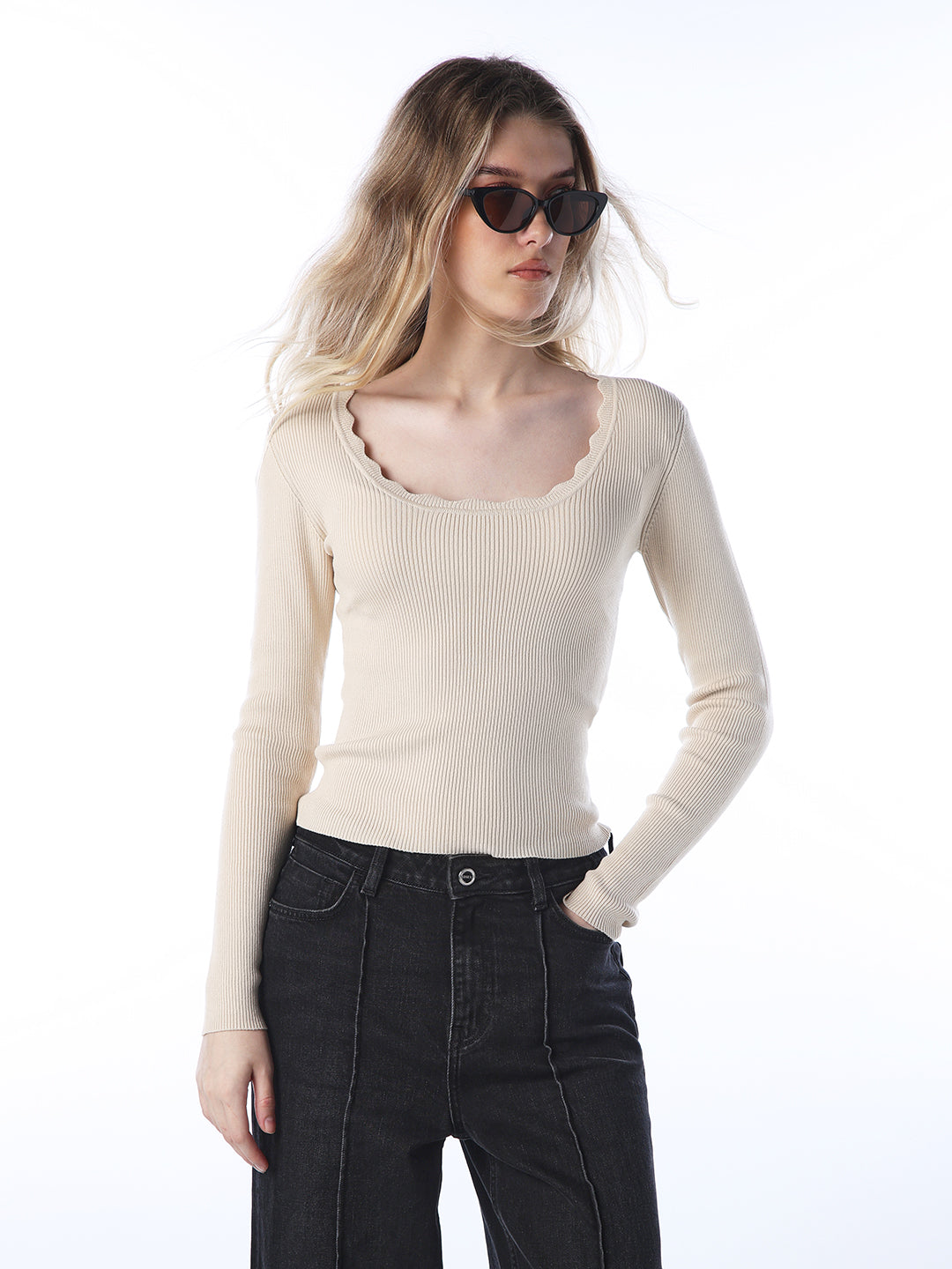 Scallop Neck Knitted Pullover
