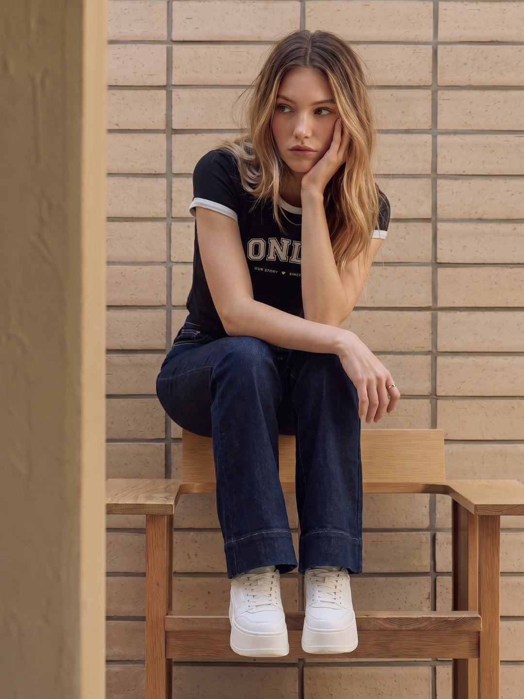 Logo Print Cropped T-shirt - Black